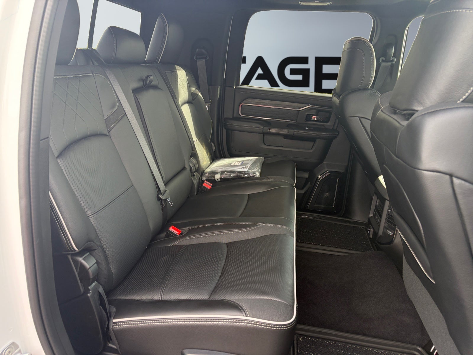 2027 RAM 2500 RAM 2500 LIMITED MEGA CAB 4X4 6'4' BOX
